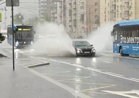 Машины-субмарины, сапборды, рухнувший мост: Москва ушла под воду