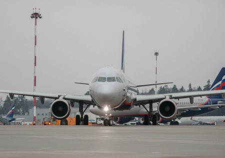 В московских аэропортах продолжаются массовые отмены и задержки рейсов