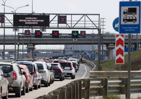 Более 1500 машин застряли у Крымского моста