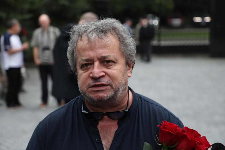 Режиссер Аким Салбиев на церемонии прощания с режиссером Юрием Карой