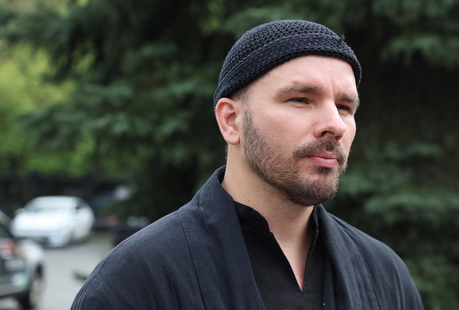 Руслан Ивакин на церемонии прощания с режиссером Юрием Карой