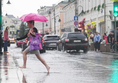 Босые москвичи вступили в схватку с бурными потоками воды