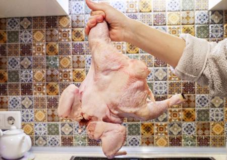 Эксперт рассказал, чего нельзя делать с курицей перед готовкой