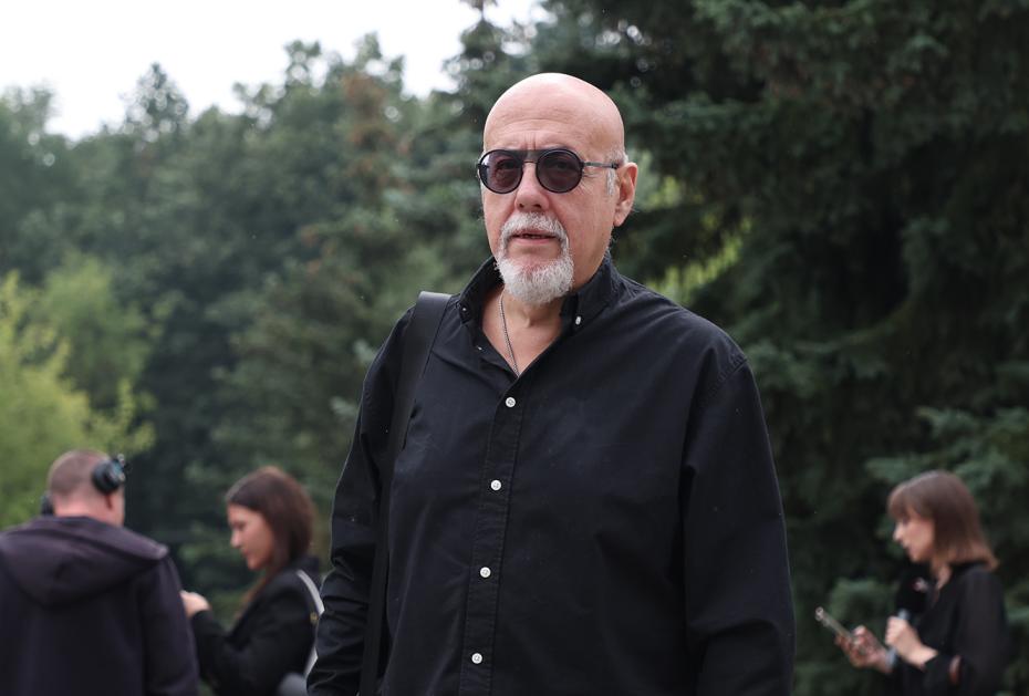 Давид Шнейдеров на церемонии прощания с режиссером Юрием Карой