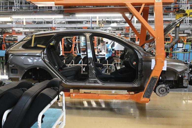 Главный конвейер линии сборки автомобилей Lada на АвтоВАЗе