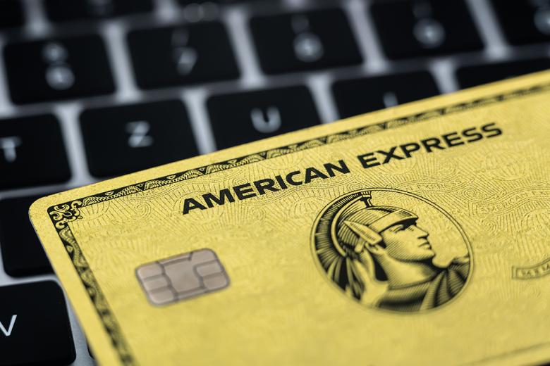 Логотип American Express на банковской карте