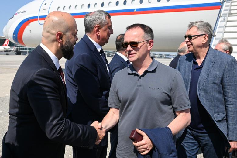 Владимир Мединский (в центре) в аэропорту перед началом российско-украинских переговоров