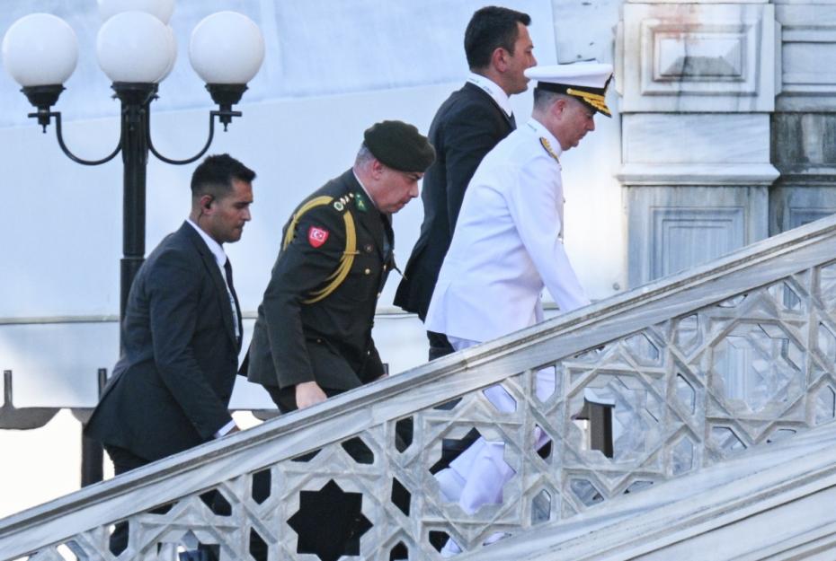 Представители Вооруженных сил Турции прибыли во дворец Чираган в Стамбуле