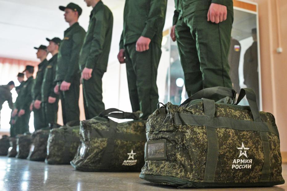 Призывники в сборном пункте перед отправкой на военную службу