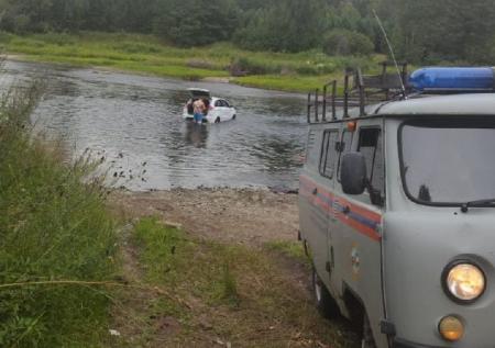 Семья с ребенком попала в водный плен реки Белой