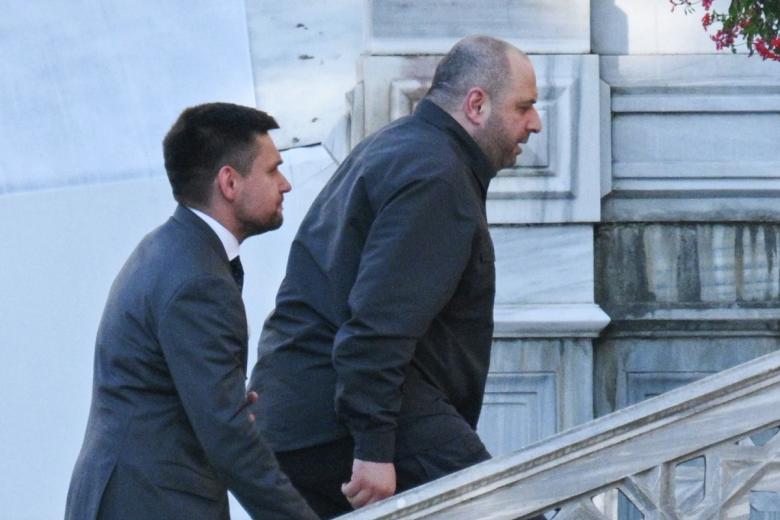 Рустем Умеров (справа) прибыл во дворец Чираган в Стамбуле