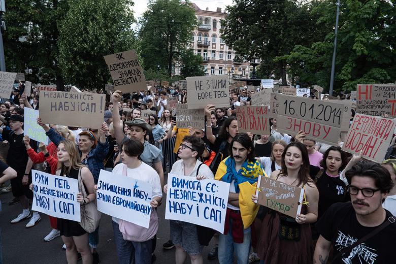 Протестующие с плакатами в Киеве