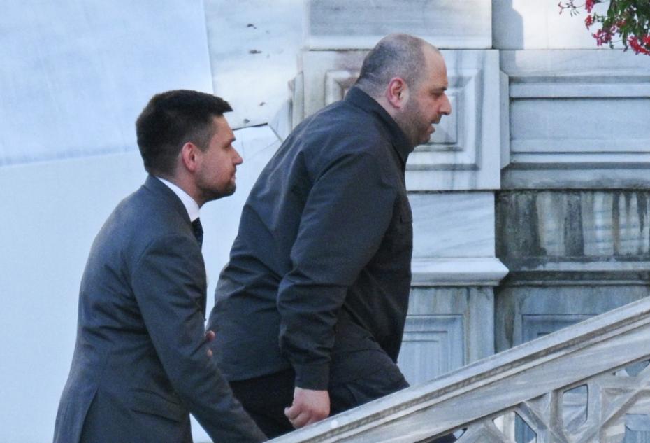 Секретарь Совета нацбезопасности и обороны Украины Рустем Умеров (справа) прибыл во дворец Чираган в Стамбуле