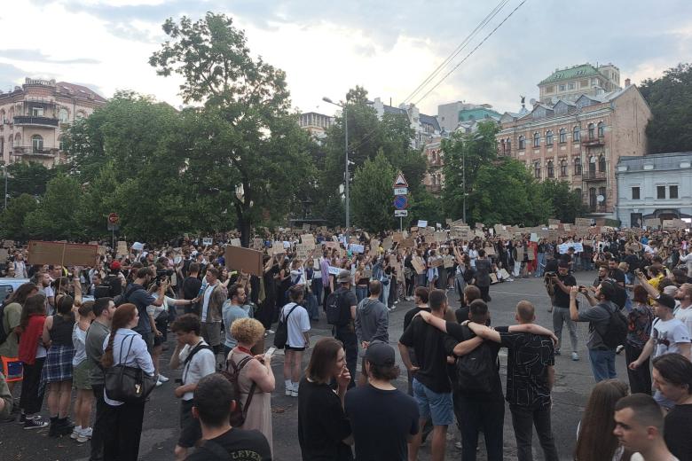 Сотни украинцев стихийно протестуют против закона, ограничивающего независимость антикоррупционных органов. Они требуют от президента Зеленского наложить вето