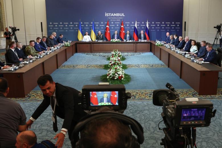 Переговоры делегаций России и Украины с участием представителей Турции во дворце Чираган в Стамбуле