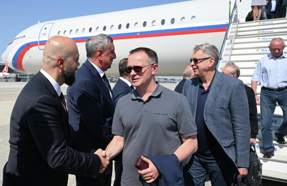 Прилет российской делегации на переговоры в Турцию. В центре: помощник президента РФ Владимир Мединский.