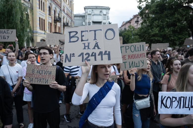 Киев, Украина. Протестующие с плакатами выражают свое мнение против закона, лишающего Национальное антикоррупционное бюро и Специализированную антикоррупционную прокуратуру независимости