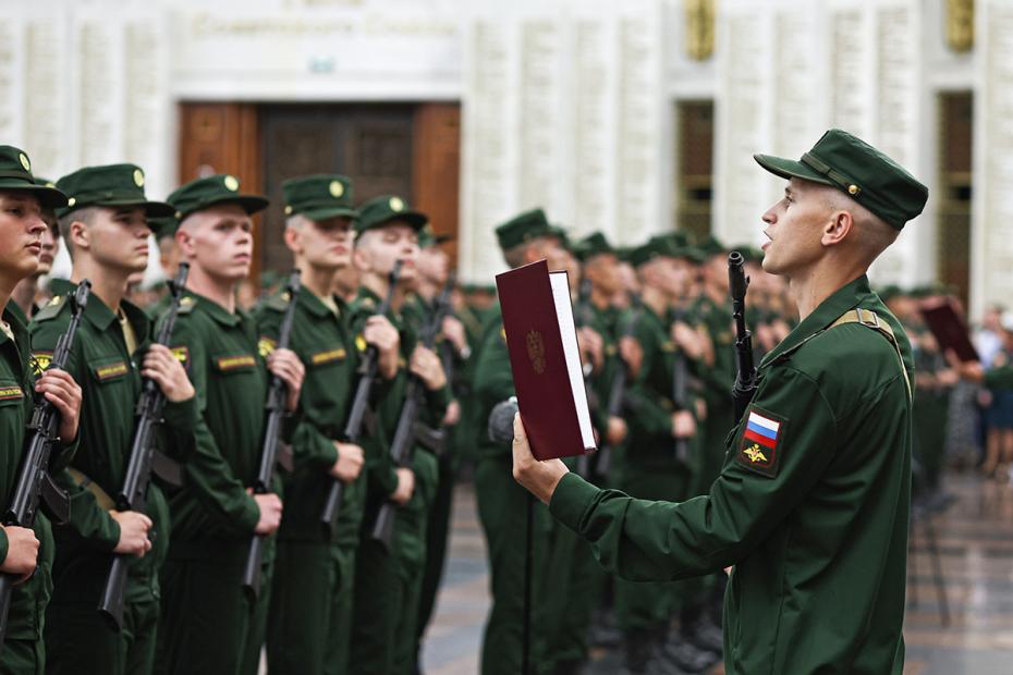 Призывник во время церемонии приведения к военной присяге