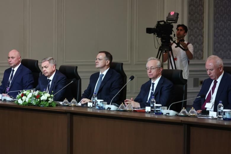 Российская делегация на переговорах с представителями Украины во дворце Чираган в Стамбуле