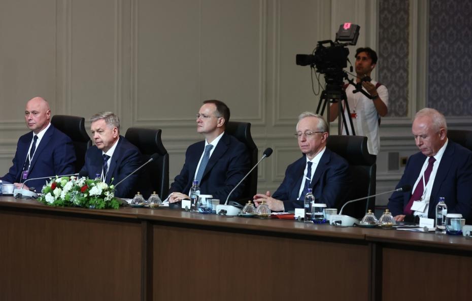 Российская делегация на переговорах с представителями Украины во дворце Чираган в Стамбуле