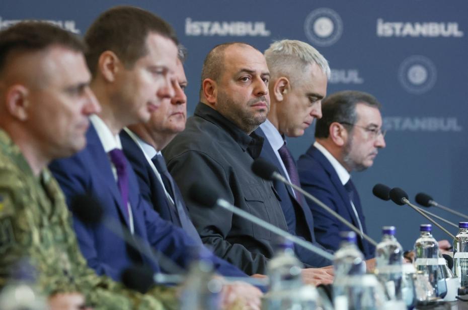 Украинская делегация на переговорах с представителями России во дворце Чираган в Стамбуле