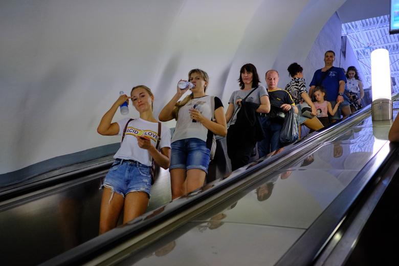 Люди на эскалаторе в метро Санкт-Петербурга