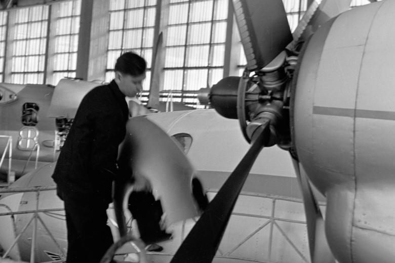 Рабочие авиационного завода в Улан-Удэ ведут сборку самолета АН-24