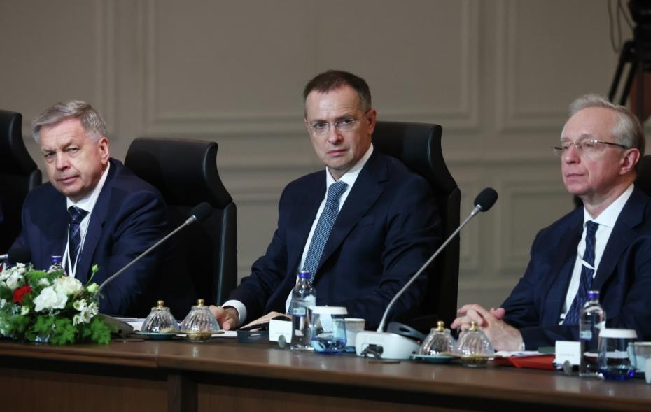 Российская делегация на переговорах с представителями Украины во дворце Чираган в Стамбуле