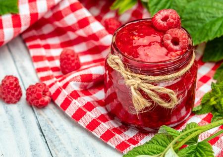 Перетираю малину с сахаром — храню до весны
