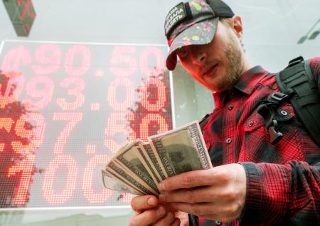Доллар скакнет до 90 осенью? Курс сегодня, 24 июля, что с евро и юанем