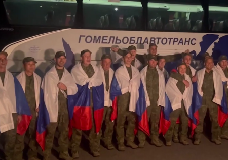 Самолет с освобожденными из плена российскими бойцами сел в Подмосковье
