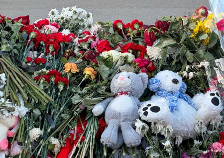 Уличный мемориал вырос в сердце российского города после крушения Ан-24