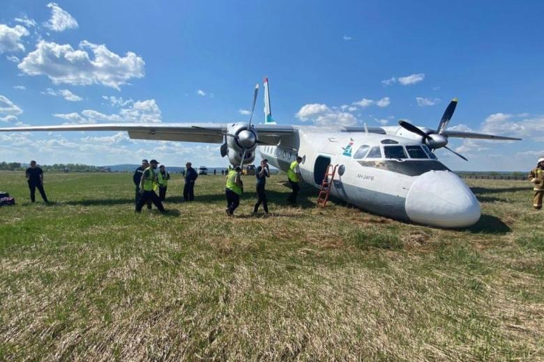 Обстановка у самолета Ан-24, который после посадки выкатился за пределы ВПП в аэропорту Киренска в Иркутской области