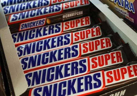 Владелец «Пятерочки» прекратил поставку Snickers и Twix в свои магазины