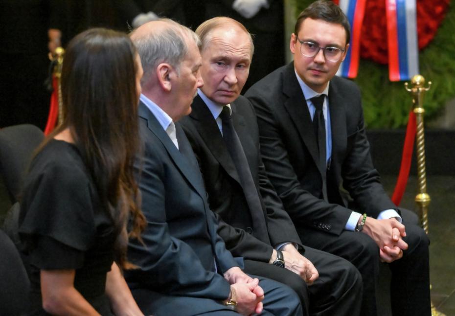 Президент РФ Владимир Путин на церемонии прощания с председателем Верховного суда РФ Ириной Подносовой в траурном зале ЦКБ в Москве. Подносова скончалась 22 июля на 72-м году жизни. Слева: супруг Подносовой Сергей