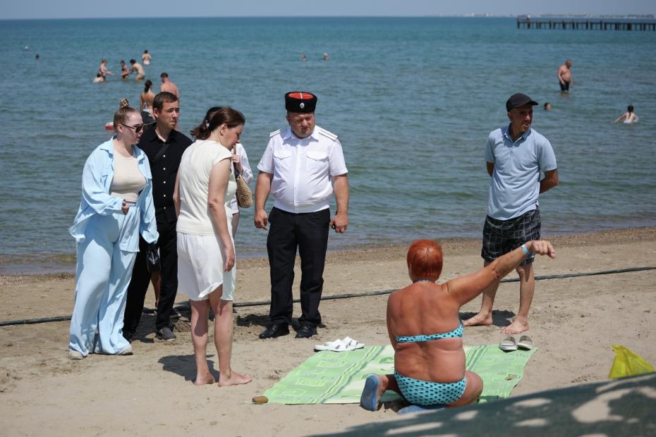 Казаки и представители городской администрации патрулируют запрещенные к посещению пляжные зона в Анапе, нарушителей просят покинуть территорию
