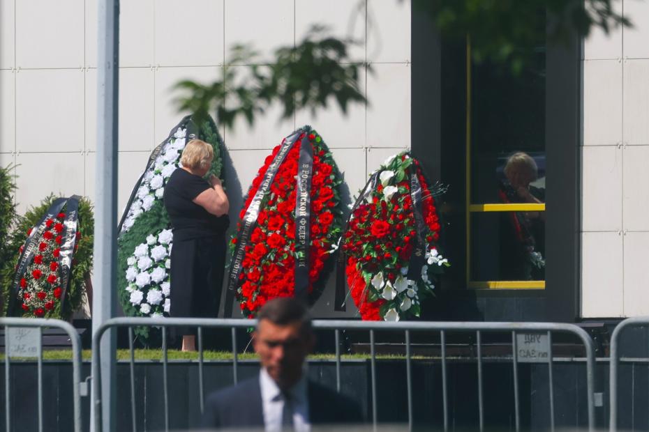 Венки около ЦКБ Управления делами президента РФ, где проходит церемония прощания с главой Верховного суда Ириной Подносовой
