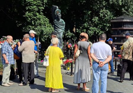 «Бросали гитары под автобус»: поклонник Высоцкого о его похоронах