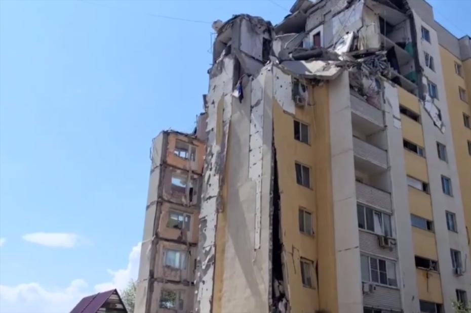 Россия. Саратов. Жилой 10-этажный многоквартирный дом, поврежденный в результате взрыва