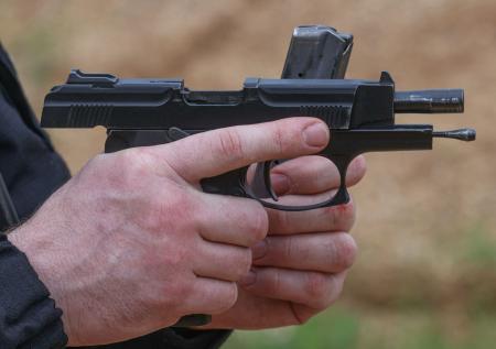 Полицейский выстрелил во время задержания и попал в пенсионерку