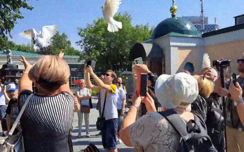Поклонники Владимира Высоцкого выпускают белых голубей над могилой артиста
