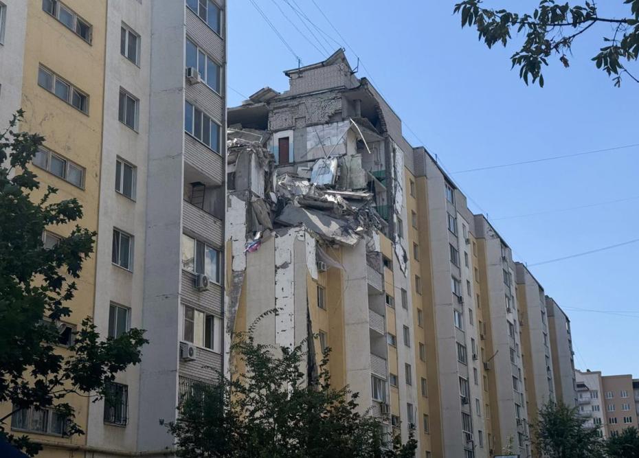 Россия. Саратов. Жилой 10-этажный многоквартирный дом, поврежденный в результате взрыва
