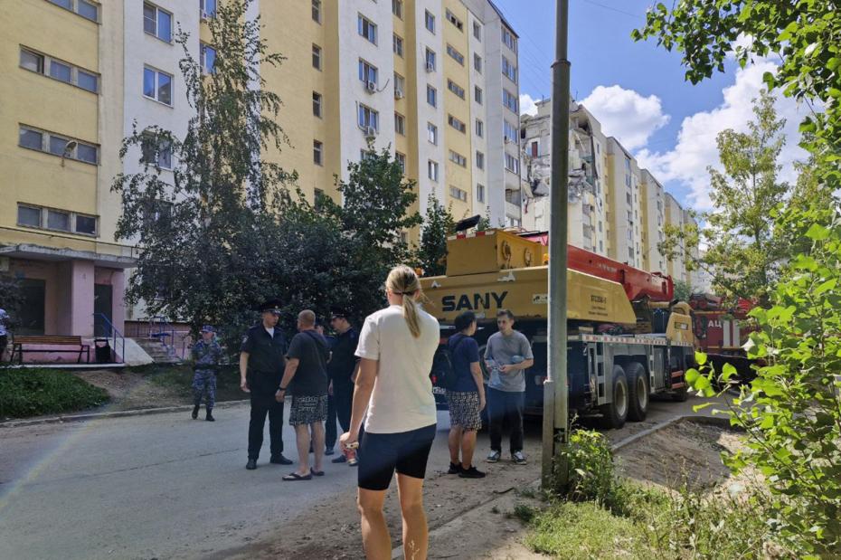 Последствия взрыва бытового газа в подъезде 10-этажного жилого дома в Саратове. Произошло разрушение углового подъезда с 7-го по 10-й этаж