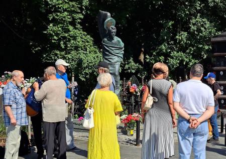 Поклонники собрались у могилы Высоцкого и попали на видео