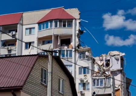 В Саратове взрыв раскурочил жилую многоэтажку: фото с места ЧП