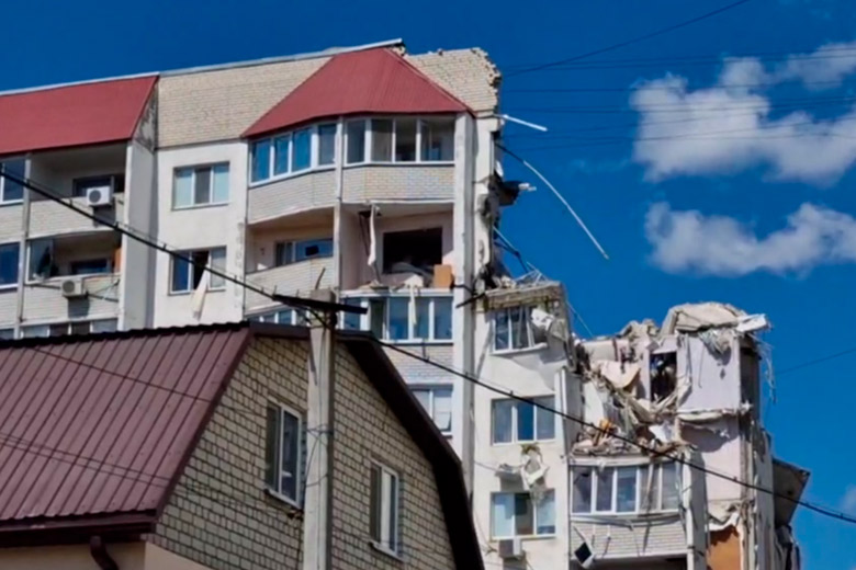Россия. Саратов. Жилой 10-этажный многоквартирный дом, поврежденный в результате взрыва