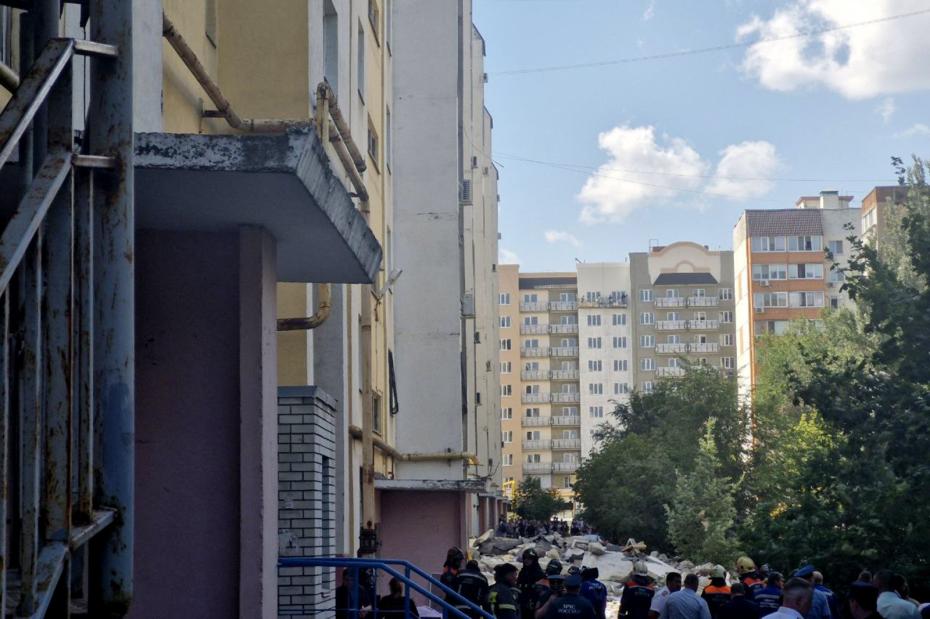 Последствия взрыва бытового газа в подъезде 10-этажного жилого дома в Саратове. Произошло разрушение углового подъезда с 7-го по 10-й этаж