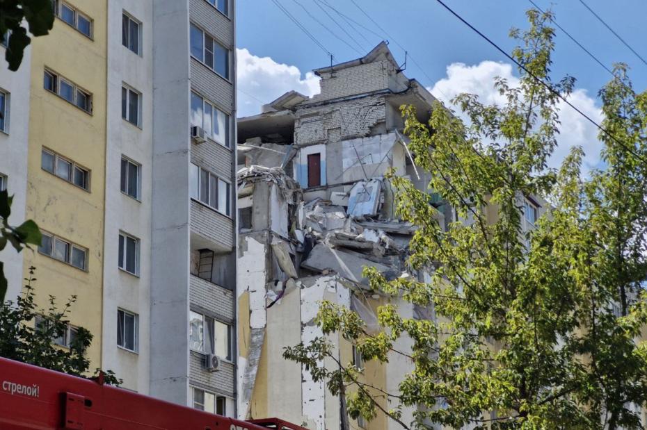 Последствия взрыва бытового газа в подъезде 10-этажного жилого дома в Саратове. Произошло разрушение углового подъезда с 7-го по 10-й этаж