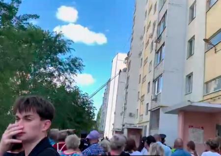 Обстановка у обрушившегося из-за взрыва дома в Саратове попала на видео