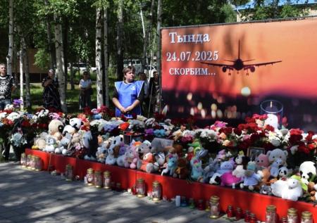 Появились кадры стихийного мемориала в Тынде после крушения Ан-24